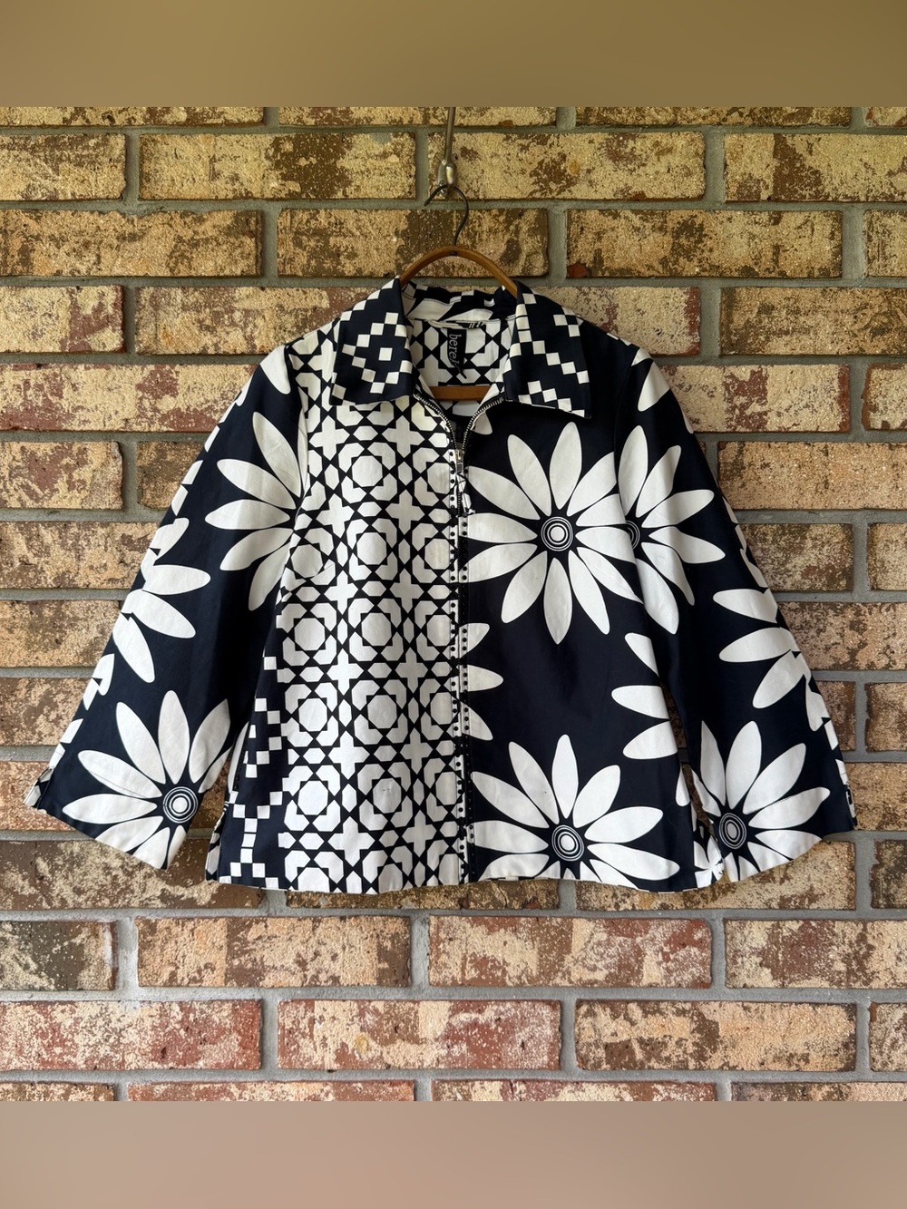 Berek Geometric Floral Jacket Women’s Size Small Black White Beautiful Condition